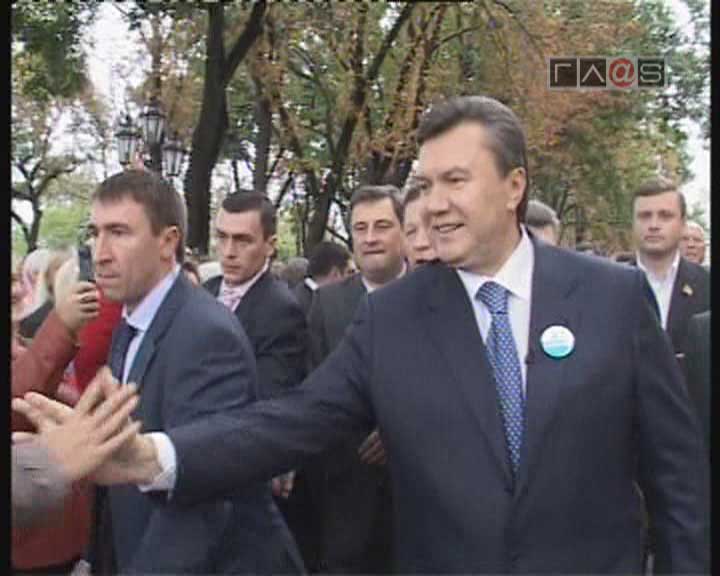 Рейтинг Януковича снизился почти вдвое