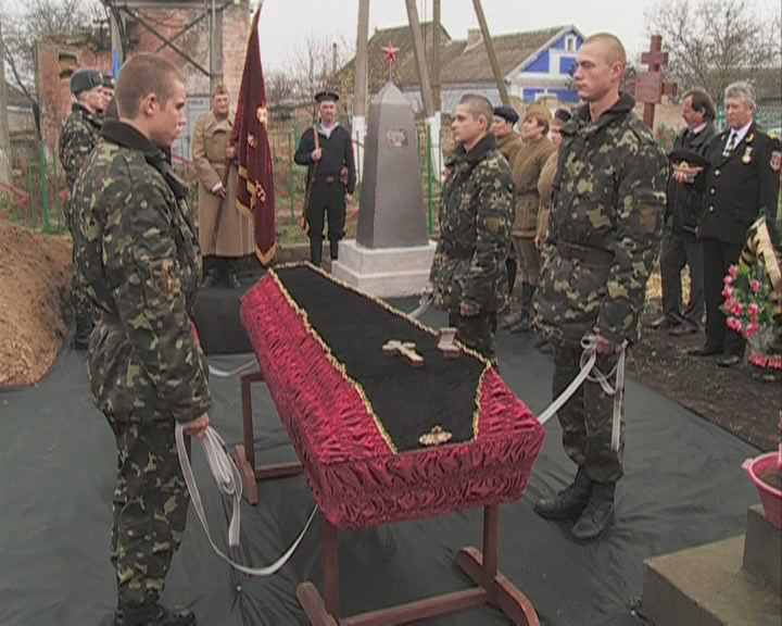 В селе Ильинка с почестями перезахоронены останки семи бойцов Красной армии