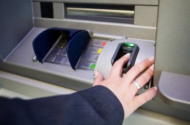 В Украине становится все меньше банкоматов, а клиенты банков закрывают карточки