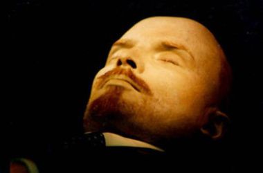 Ленину в мавзолее сменят костюм