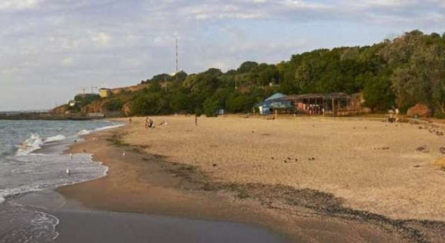 Незаконне огородження на Чкаловському пляжі зламано!