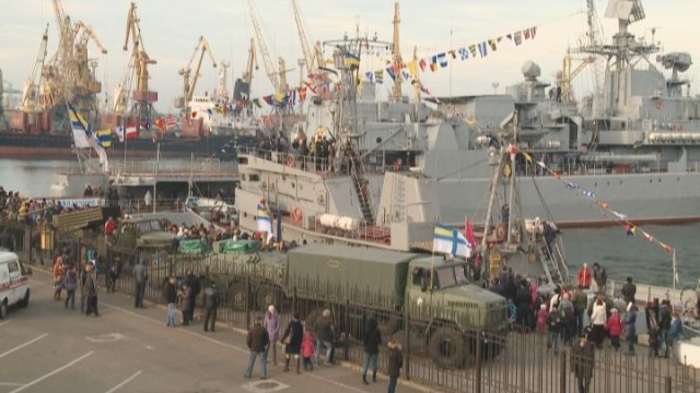 На причале морвокзала представили арсенал военно-морских сил