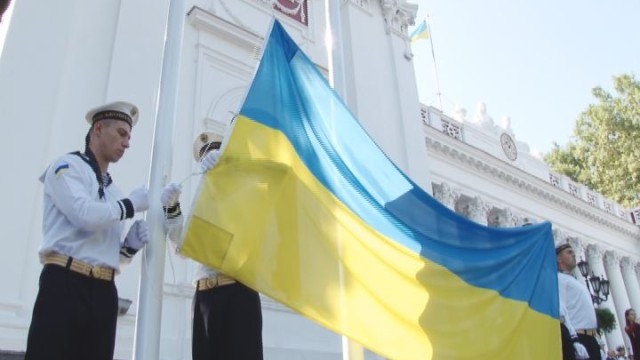 Флаг Украины подняли на Думской площади