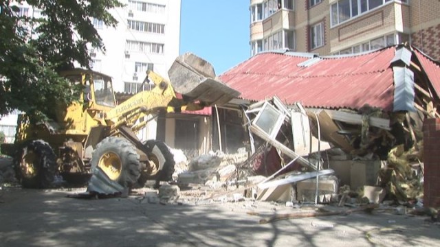 Снос незаконного здания в Суворовском районе