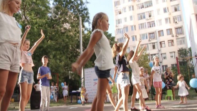 Жители Вузовского устраивают концерты во дворе