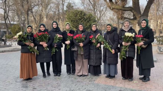 Тисячі троянд для жінок. Міжнародний день хіджабу.